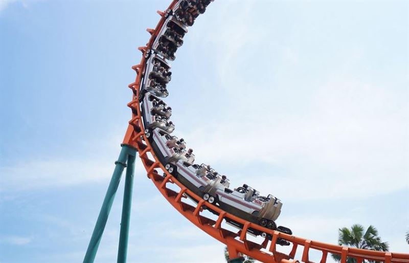 台灣新聞通訊社-開心出遊變調！玩環球影城雲霄飛車「爆頭拋甩」女友眼睜睜看男友慘死