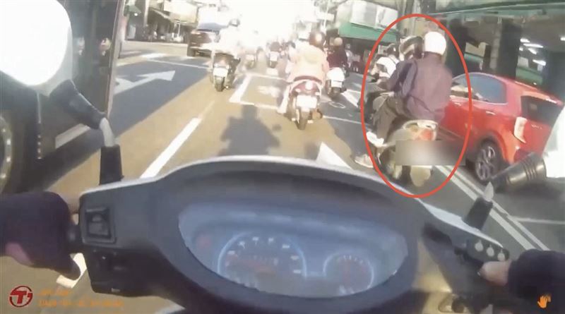 台灣新聞通訊社-高雄警匪爆拉扯！熱心哥衝上前「助警抓失聯移工」大讚：初體驗真豐盛