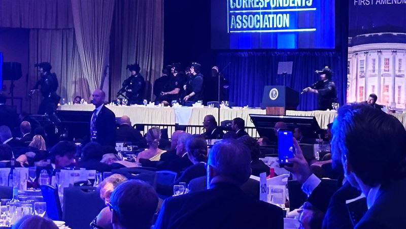 台灣新聞通訊社-白宮記協晚宴槍響陷混亂　男淡定吃沙拉身分曝光！還有金髮女趁亂偷酒