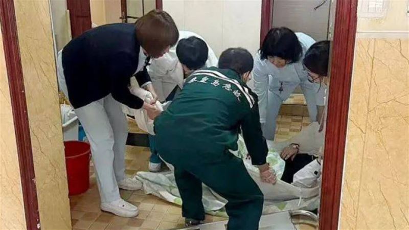 台灣新聞通訊社-24歲嫩媽懷二胎竟不知！陪孩打點滴意外分娩　「新生兒掉地上」超驚險