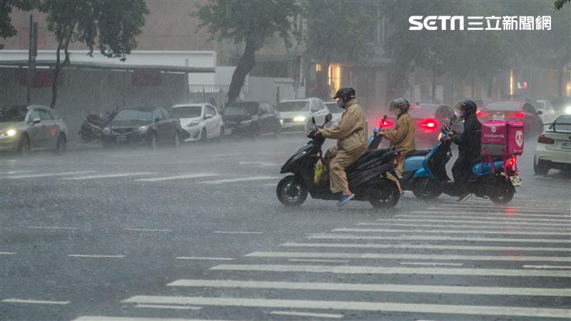 台灣新聞通訊社-一週內3波鋒面接力！清明連假雷雨強襲　「顯著集中1天」大降溫探1字頭