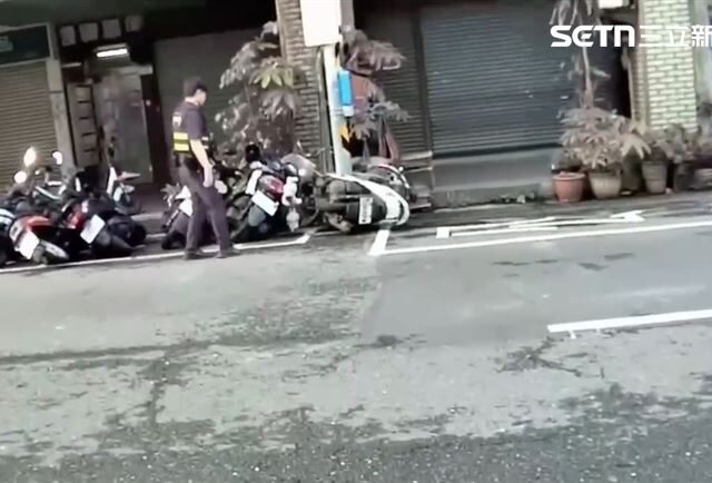 台灣新聞通訊社-酒後大鬧西門町！沿路推倒路旁8機車　美籍男來台遊玩進警局