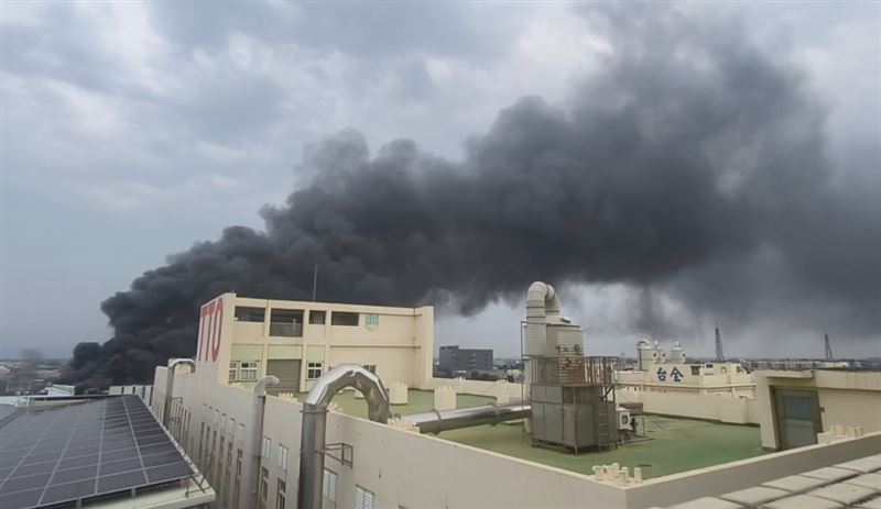 台灣新聞通訊社-快訊／彰織帶工廠遭祝融　大量紡織布全面燃燒　恐怖黑煙直竄天際搶救中