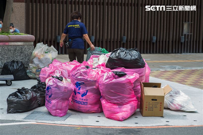 台灣新聞通訊社-專用垃圾袋缺貨？雙北人「跑多家店撲空」怒喊：要怎麼倒垃圾