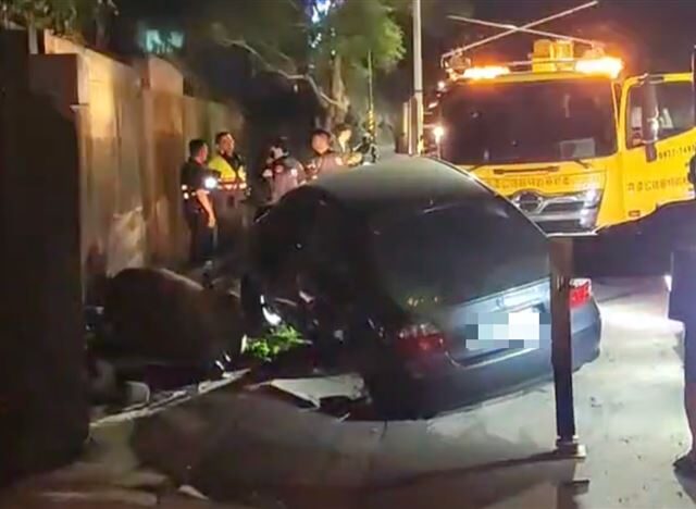 台灣新聞通訊社-快訊／暗夜驚悚車禍！台中25歲女「爆衝撞路邊民宅」救出已無呼吸心跳