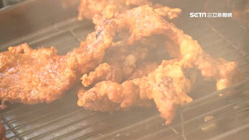 台灣新聞通訊社-贏過8成店？這家排骨「外酥內嫩」他驚呆：厚度1.5公分　眾人大讚1細節