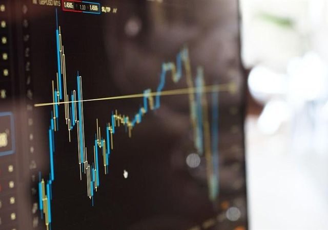 台灣新聞通訊社-快訊／美股盤中3大指數走低！費半下跌1.65%　台積電ADR暫小漲