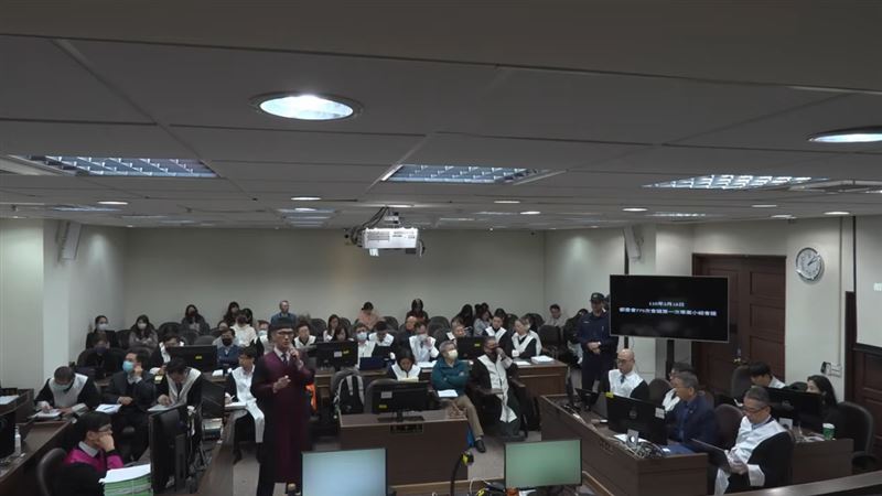 台灣新聞通訊社-柯文哲律師用「搭公車照」證清白！法界曝目的：拿過好寶寶獎也拿出來說