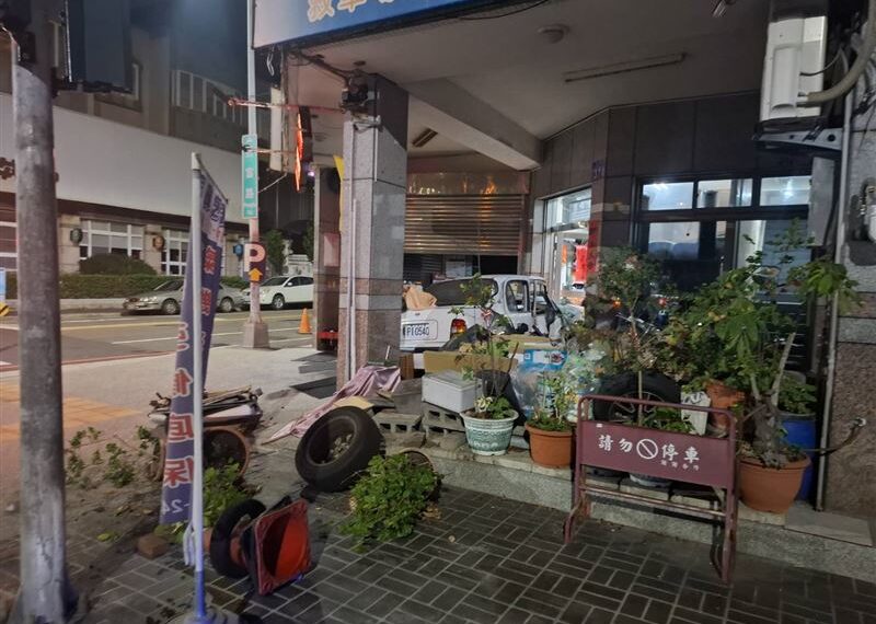 台灣新聞通訊社-深夜恐怖撞擊！BMW撞噴小車「害失控衝進修配廠」　58歲男腿斷受困