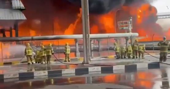 台灣新聞通訊社-伊朗無人機攻擊科威特！機場油槽大火狂燒　畫面曝光