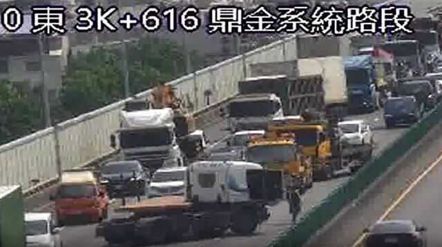 台灣新聞通訊社-快訊／國道嚴重事故！拖板車肇事「頭扭180度」占2車道…封閉管制