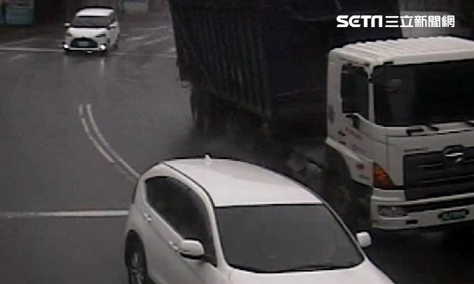 台灣新聞通訊社-肥料車超速又超載翻覆「壓扁休旅車」母死子傷!家屬1原因點頭不究責