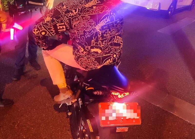 台灣新聞通訊社-重機男誤闖國道服務區！「不願愛車被拖吊」騎車撞員警…狼狽落網畫面曝