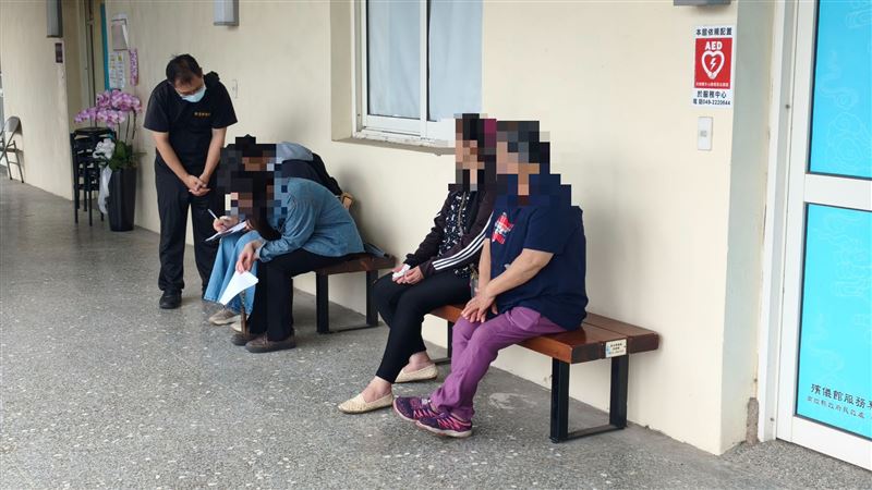 台灣新聞通訊社-南投兄弟相殘「生日變忌日」！么女找爸慶生驚見雙屍…家屬認屍淚崩