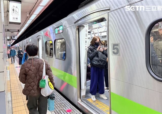台灣新聞通訊社-水從廁所湧出…列車長開門撞見尷尬一幕！他「洗澡被看光」出來一臉洋溢
