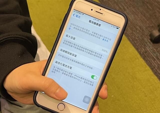 台灣新聞通訊社-歐盟重手立法　強制手機換電池！2巨頭衝擊最大！網：諾基亞時代回來了