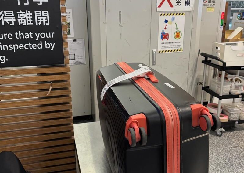 台灣新聞通訊社-狂掃台灣砂糖驚動緝毒犬！日老闆「行李又遭退件」　台人笑翻：買錯顏色