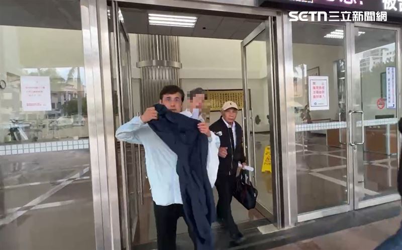 台灣新聞通訊社-苗栗狼醫30萬交保畫面曝！左手套監控手環　外套罩頭狼狽狂奔躲鏡頭