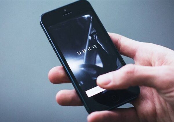 台灣新聞通訊社-叫Uber等到崩潰！司機「越開越遠拖4小時」　YTR怒控想賺取消費