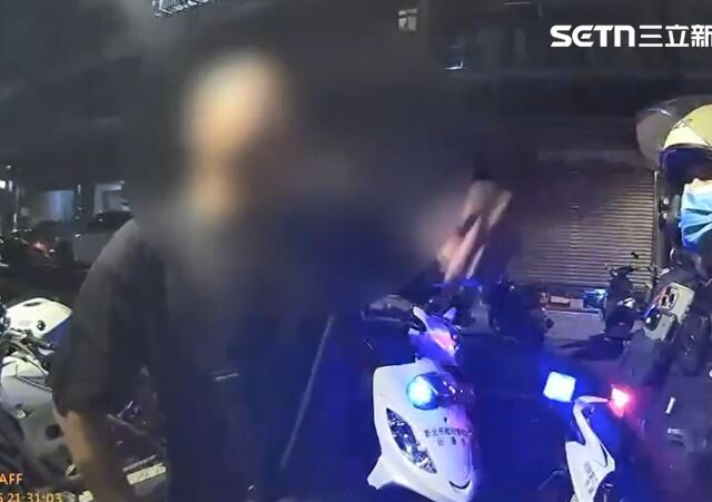 台灣新聞通訊社-捷運站內嚼口香糖遭制止！中年男理智線斷「怒揮2重拳」打傷保全