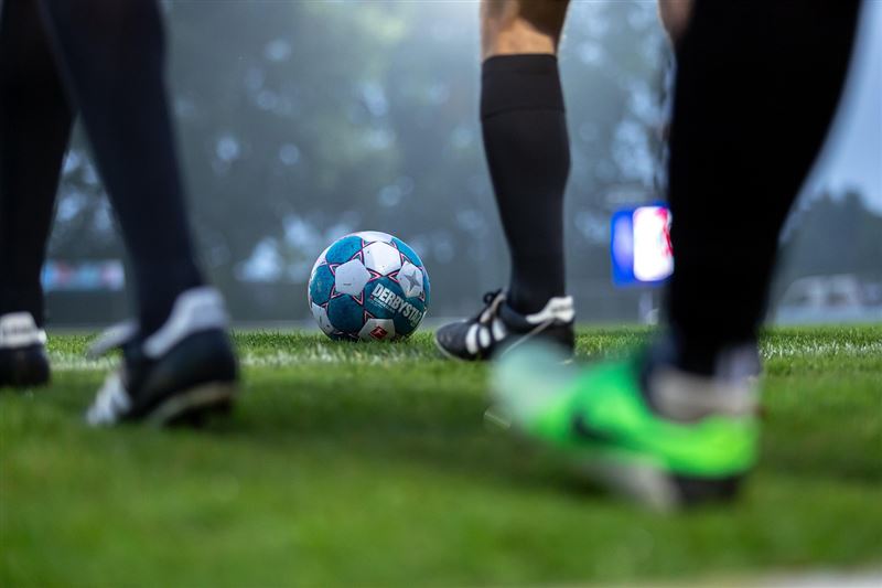 台灣新聞通訊社-用胸擋下對手一擊！足球守門員突然「跪地不起」10秒心臟驟停…送醫不治