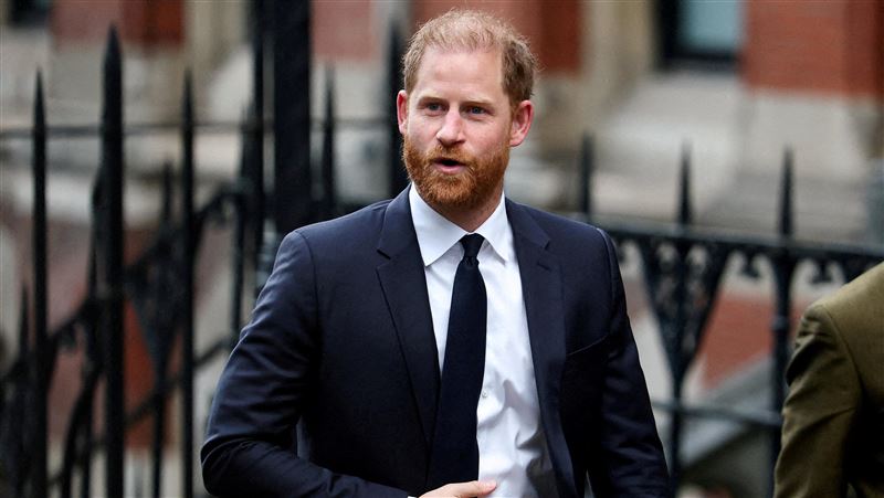 台灣新聞通訊社-哈利王子爆調情女記者　傳私訊喊：甜心、親親