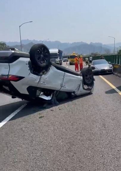 台灣新聞通訊社-國6保時捷超跑閃休旅車變「碰碰車」撞2次慘況曝　網驚：不是撞車是撞錢