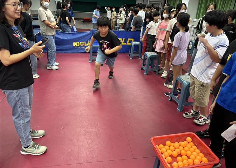 台灣新聞通訊社-台中何厝國小出奇招！兒童節「上下課翻轉」送超長下課　家長大讚