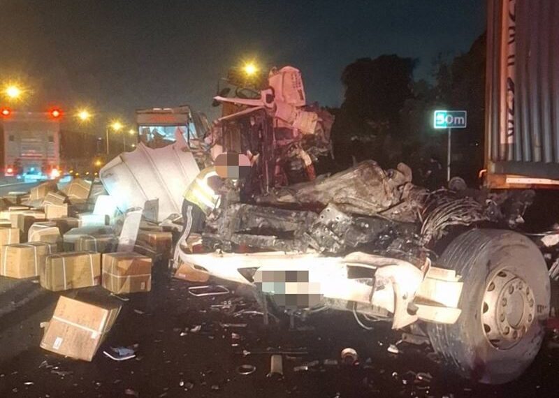 台灣新聞通訊社-國道1號岡山段3車連環撞！46歲駕駛疑分心追撞送醫亡 大貨車「斷頭」