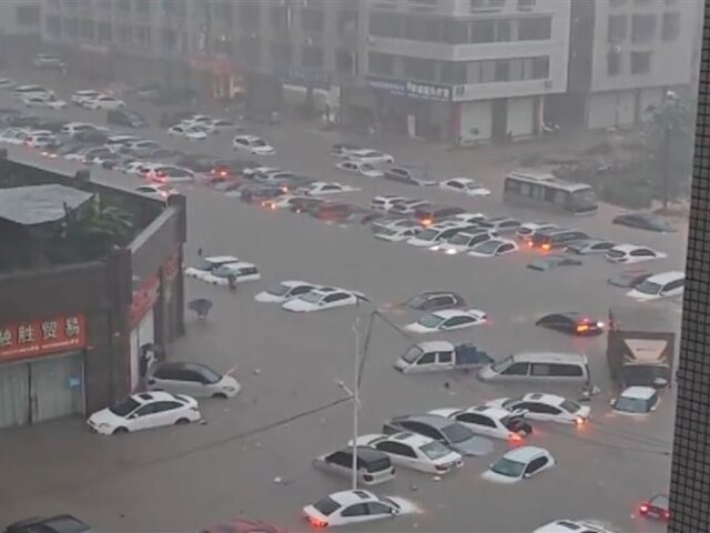 台灣新聞通訊社-全城癱瘓！中國廣西暴雨「24小時雨量如58個西湖灌入」　上百輛車全泡水