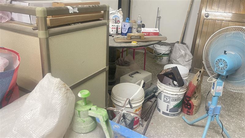 台灣新聞通訊社-包工頭驚變裝修蟑螂！假動工還邊哭慘狂借錢　請他修廁所捲走41萬就神隱