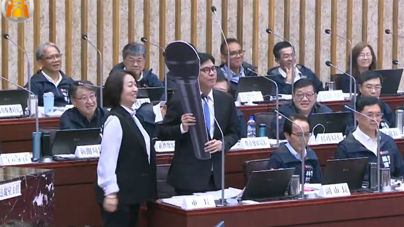 台灣新聞通訊社-陳其邁要換「大支」的？議員驚送這支助攻2028　邁邁神回：饒舌PK先來！