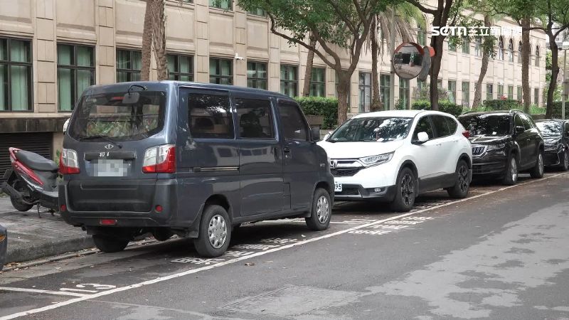台灣新聞通訊社-雙向道只准單邊停！車頭一錯就開罰　北市「這路段」挨轟搶錢陷阱