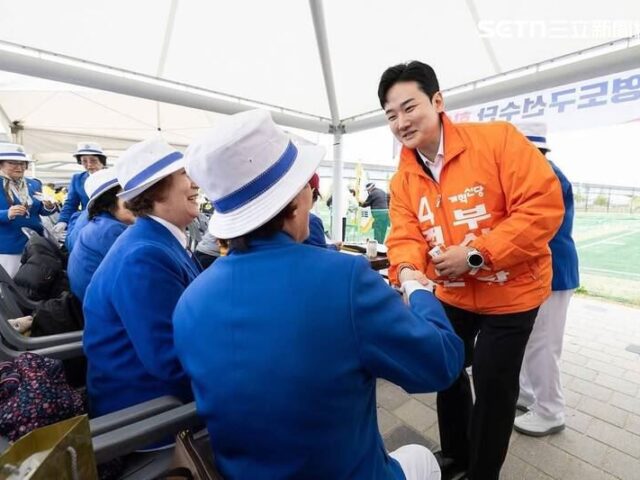 台灣新聞通訊社-南韓市長候選人造勢遭潑不明飲料「昏迷送醫」　警方追緝逃逸1男