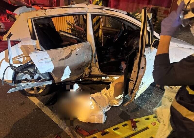 台灣新聞通訊社-偷開父車揪友夜衝看夜景！6高中生失控自撞電桿　車全毀慘釀2骨折2傷