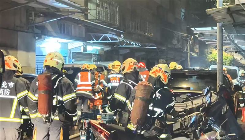 台灣新聞通訊社-板橋透天厝深夜惡火狂燒！驚悚濃煙密布　7住戶急逃1人送醫治療