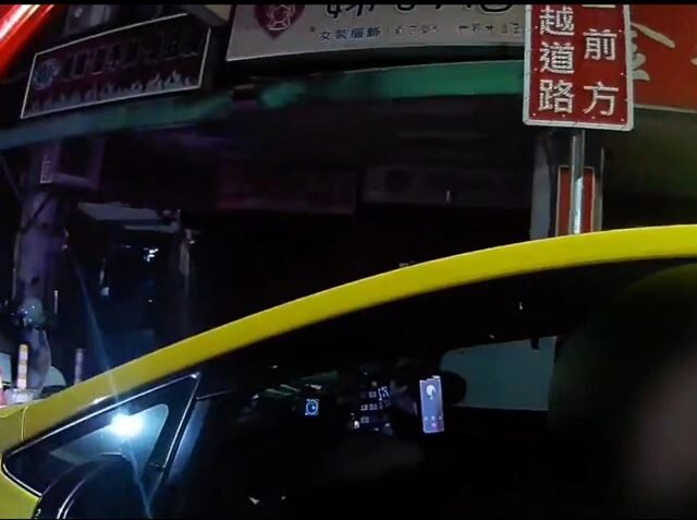 台灣新聞通訊社-違規左轉遭攔查！桃園運將酒測值0.07　不爽被開單、突抓狂踹警車畫面曝