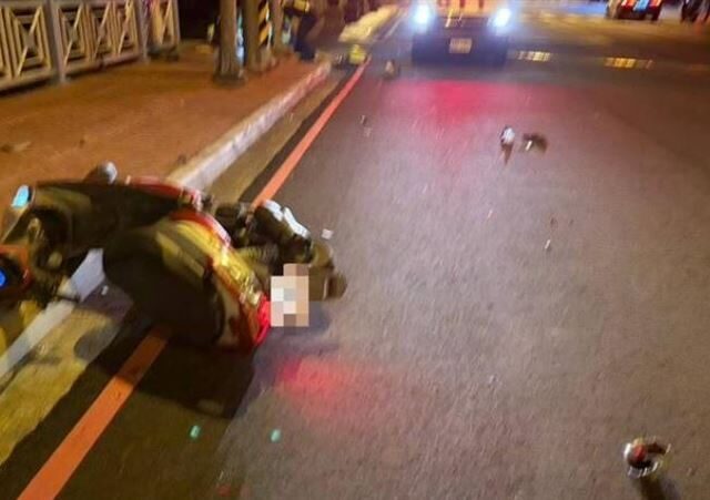 台灣新聞通訊社-苗栗凌晨死亡車禍！機車自撞路邊電桿、安全帽噴飛　騎士傷重送醫不治