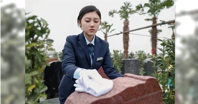 台灣新聞通訊社-留英「00後正妹」回國當職業掃墓人！每天鞠躬上百次　真實收入太意外