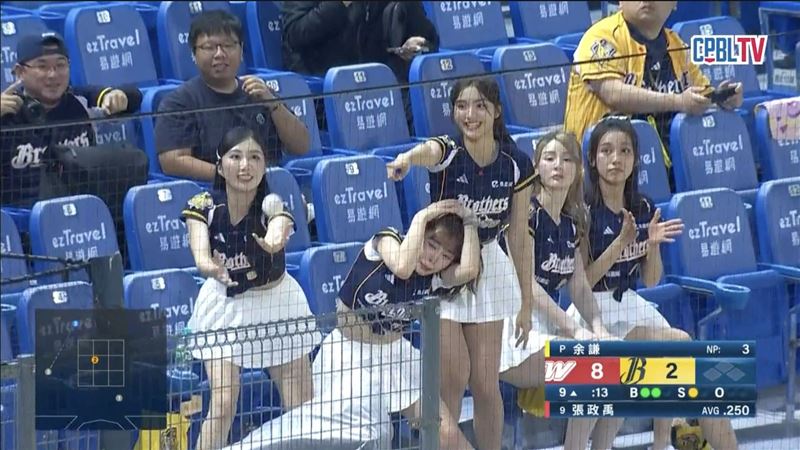 台灣新聞通訊社-中職／PS女孩璇璇單手接界外球　一旁隊友瑄嚇傻到訝異表情全入鏡