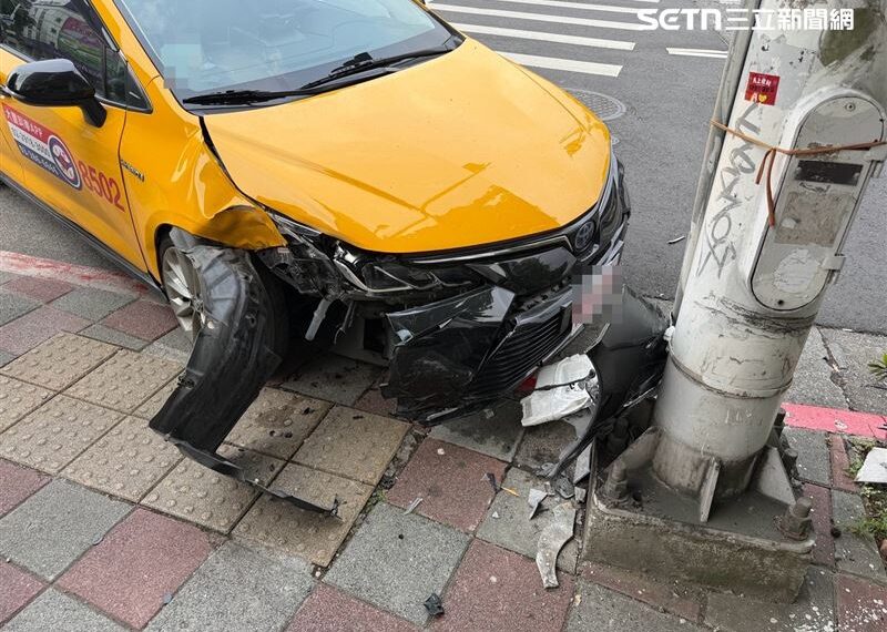 台灣新聞通訊社-2女受傷送醫！小黃司機分心查看門牌　先輾行人左腳再撞燈桿