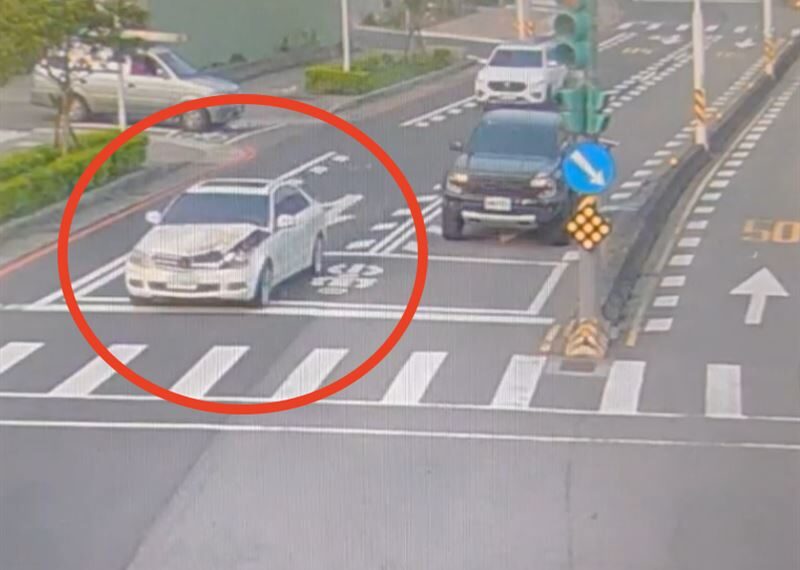 台灣新聞通訊社-誇張畫面曝光！賓士「沿路擦撞」分隔島…他車尾慘遭殃　肇事駕駛跑了