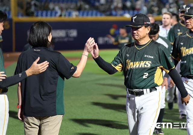 台灣新聞通訊社-中職／玩保齡球等雨停！　洪總無奈2次洗溝被「全程直播」：我只剩架勢