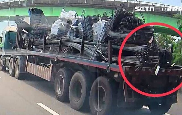 台灣新聞通訊社-台74鋼條障礙賽！大貨車掉裝「沿路噴17鋼條」…3車衰中招爆胎