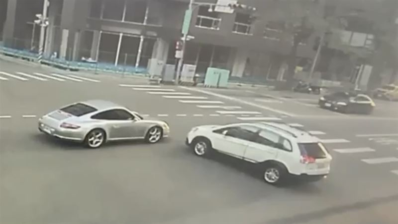 台灣新聞通訊社-陽光太刺眼！台中保時捷闖紅燈被擊落「旋轉270度」　撞擊瞬間曝光