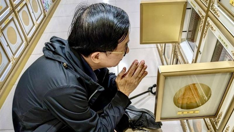 台灣新聞通訊社-陳水扁突PO「跪父母靈骨塔位」畫面！原因曝光