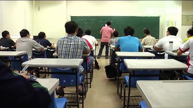 台灣新聞通訊社-上課突遭學生「水槍噴液體」！10年老師恐懼心冷：我什麼也不行做