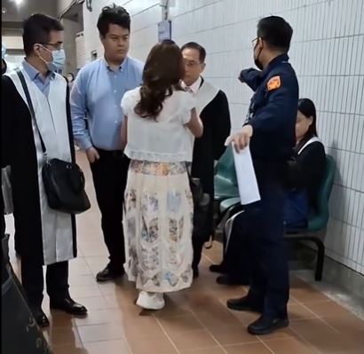 台灣新聞通訊社-快訊／台中狂女賞巴掌還嗆殺「5律師受害」！中檢2罪火速起訴建議續押