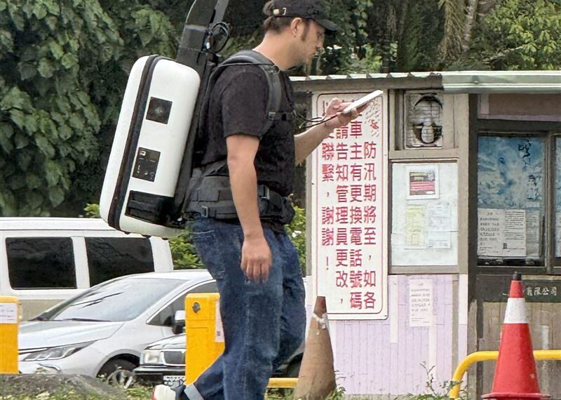 台灣新聞通訊社-獨家直擊／河濱驚見拉普達「機器人兵」！Apple Map街景20公斤設備曝光