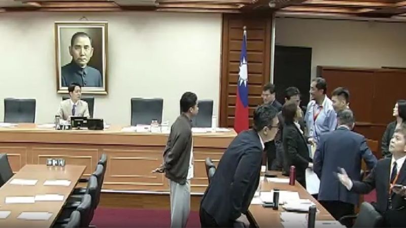 台灣新聞通訊社-李洋拒收計劃書遭藍委情勒　影片曝光網友挺部長